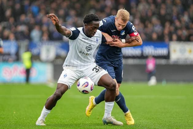Fussball: 3. Liga, 13. Spieltag, TSG Hoffenheim II - SV Waldhof Mannheim am 02.11.2025 in Sinsheim (Dietmar-Hopp-Stadion), Deutschland, Saison 2025 2026 DFL REGULATIONS PROHIBIT ANY USE OF PHOTOGRAPHS AS IMAGE SEQUENCES AND OR QUASI VIDEO: Kennedy Okpala (32, SVWM) im Zweikampf mit Lässig, Valentin (6, TSGII). Sinsheim Dietmar-Hopp-Stadion Deutschland Copyright: xChristophxKinzingerx
