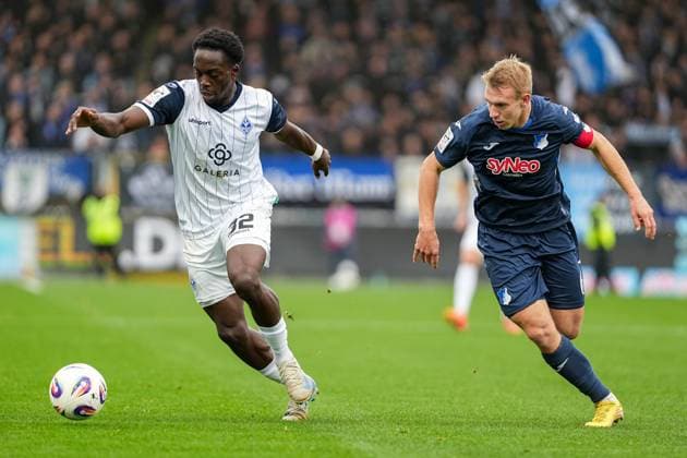 Fussball: 3. Liga, 13. Spieltag, TSG Hoffenheim II - SV Waldhof Mannheim am 02.11.2025 in Sinsheim (Dietmar-Hopp-Stadion), Deutschland, Saison 2025 2026 DFL REGULATIONS PROHIBIT ANY USE OF PHOTOGRAPHS AS IMAGE SEQUENCES AND OR QUASI VIDEO: Kennedy Okpala (32, SVWM) im Laufduell mit Lässig, Valentin (6, TSGII) Sinsheim Dietmar-Hopp-Stadion Deutschland Copyright: xChristophxKinzingerx