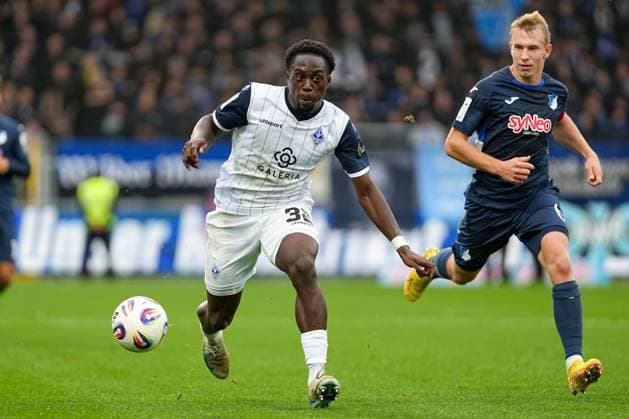 Fussball: 3. Liga, 13. Spieltag, TSG Hoffenheim II - SV Waldhof Mannheim am 02.11.2025 in Sinsheim (Dietmar-Hopp-Stadion), Deutschland, Saison 2025 2026 DFL REGULATIONS PROHIBIT ANY USE OF PHOTOGRAPHS AS IMAGE SEQUENCES AND OR QUASI VIDEO: Kennedy Okpala (32, SVWM) im Fokus verfolgt von Lässig, Valentin (6, TSGII). Sinsheim Dietmar-Hopp-Stadion Deutschland Copyright: xChristophxKinzingerx