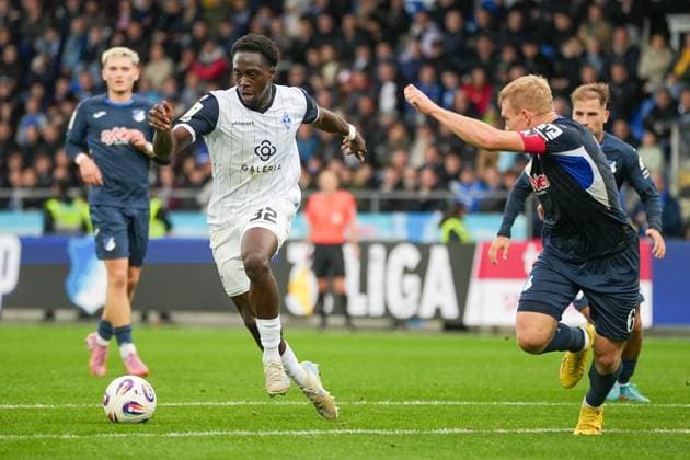 Fussball: 3. Liga, 13. Spieltag, TSG Hoffenheim II - SV Waldhof Mannheim am 02.11.2025 in Sinsheim (Dietmar-Hopp-Stadion), Deutschland, Saison 2025 2026 DFL REGULATIONS PROHIBIT ANY USE OF PHOTOGRAPHS AS IMAGE SEQUENCES AND OR QUASI VIDEO: Strafraumszene zwischen Kennedy Okpala (32, SVWM) und Lässig, Valentin (6, TSGII). Sinsheim Dietmar-Hopp-Stadion Deutschland Copyright: xChristophxKinzingerx