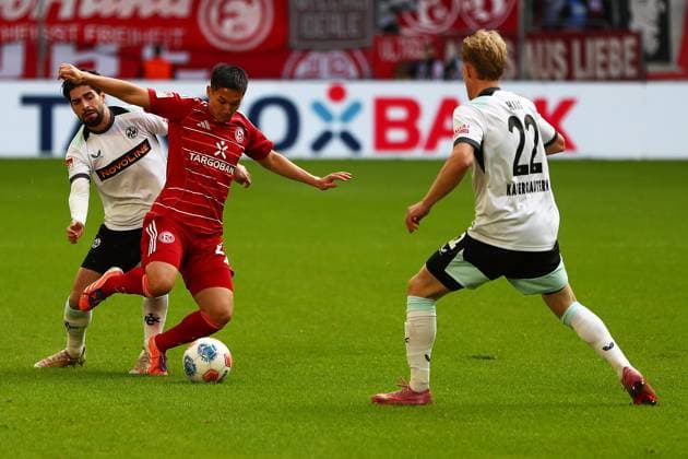02.11.2025, xmohx, Fussball 2.Bundesliga, Fortuna Duesseldorf - 1.FC Kaiserslautern v.l. Semih Sahin (1. FC Kaiserslautern) Shinta Appelkamp (Fortuna Duesseldorf) Mika Haas (1. FC Kaiserslautern) Zweikampf, Aktion, action, battle for the ball (DFL DFB REGULATIONS PROHIBIT ANY USE OF PHOTOGRAPHS as IMAGE SEQUENCES and or QUASI-VIDEO) Duesseldorf