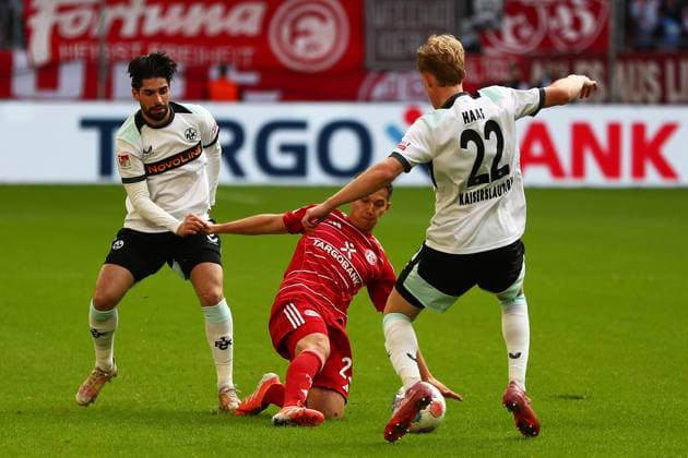 02.11.2025, xmohx, Fussball 2.Bundesliga, Fortuna Duesseldorf - 1.FC Kaiserslautern v.l. Semih Sahin (1. FC Kaiserslautern) Shinta Appelkamp (Fortuna Duesseldorf) Mika Haas (1. FC Kaiserslautern) Zweikampf, Aktion, action, battle for the ball (DFL DFB REGULATIONS PROHIBIT ANY USE OF PHOTOGRAPHS as IMAGE SEQUENCES and or QUASI-VIDEO) Duesseldorf