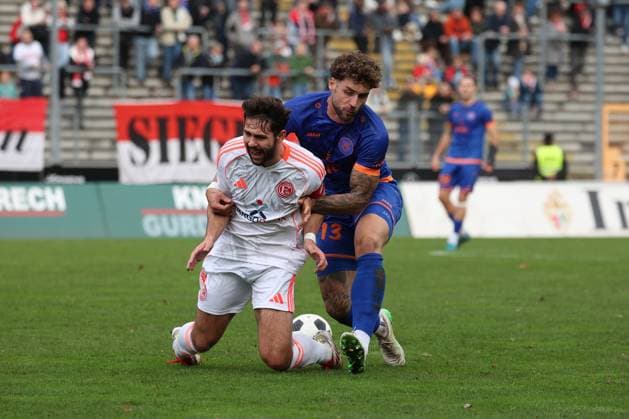 Deniz Bindemann (D) li. gegen Jan-Luca Rumpf (SI) Fussball Regionalliga West, 14. Spieltag, Sportfreunde Siegen - Fortuna Duesseldorf (Düsseldorf) U23, am 02.11.2025 in Siegen Deutschland.