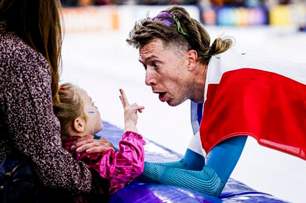 Dutch National Single Distances Championships 2025, Day 3, Netherlands Jorrit Bergsma of Team Albert Heijn Zaanlander with his children competing on the Men’s 10000m on Day 3 of the Dutch National Single Distances Championships 2025 at the Thialf Ice Arena in Heerenveen, Netherlands, November 02, 2025. Heerenveen Netherlands  Copyright: xMatrixxImagesx xMarcelxterxBalsx