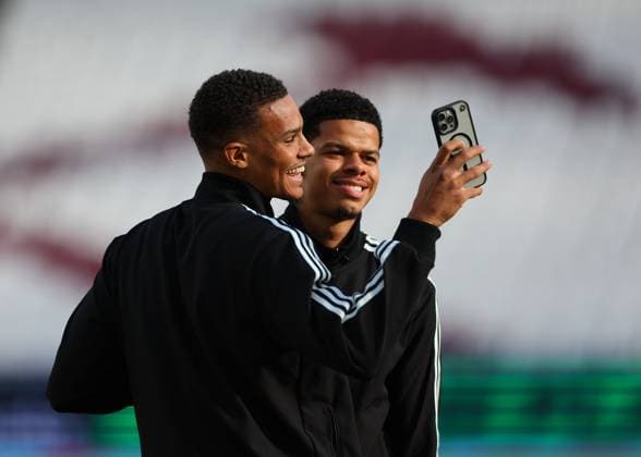 2nd November 2025; London Stadium, London, England; Premier League Football, West Ham United versus Newcastle United; William Osula and Jacob Murphy of Newcastle United share a selfie before kick off  JohnxPatrickxFletcher