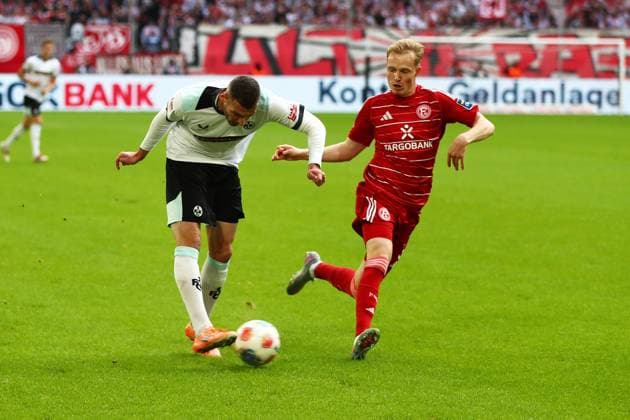 02.11.2025, xmohx, Fussball 2.Bundesliga, Fortuna Duesseldorf - 1.FC Kaiserslautern v.l. Luca Sirch (1. FC Kaiserslautern) Tim Breithaupt (Fortuna Duesseldorf) Zweikampf, Aktion, action, battle for the ball (DFL DFB REGULATIONS PROHIBIT ANY USE OF PHOTOGRAPHS as IMAGE SEQUENCES and or QUASI-VIDEO) Duesseldorf