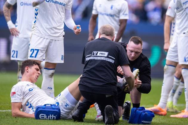 02.11.2025, 2. Bundesliga, 11. Spieltag, VfL Bochum 1848 - 1. FC Magdeburg, Tobias Müller (1. FC Magdeburg) wird am rechten Sprunggelenk behandelt und muss kurze Zeit später ausgewechselt werden, Bochum Vonovia Ruhrstadion NRW Deutschland xRHR-FOTO DEx Copyright: DennisxEwert RHR-FOTOx RHR-FOTO DE