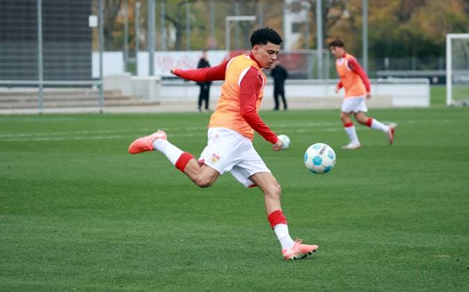01.11.25 U19 VfB Stuttgart - U19 1. FC Nürnberg Deutschland, Stuttgart, 01.11.2025, Fussball, U19-DFB-Nachwuchsliga, Saison 2025 2026, U19 VfB Stuttgart - U19 1. FC Nürnberg (2:2): Gabriel Bruno Zarrella (VfB Stuttgart).