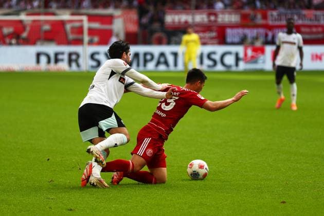 02.11.2025, xmohx, Fussball 2.Bundesliga, Fortuna Duesseldorf - 1.FC Kaiserslautern v.l. Semih Sahin (1. FC Kaiserslautern) Shinta Appelkamp (Fortuna Duesseldorf) Zweikampf, Aktion, action, battle for the ball (DFL DFB REGULATIONS PROHIBIT ANY USE OF PHOTOGRAPHS as IMAGE SEQUENCES and or QUASI-VIDEO) Duesseldorf