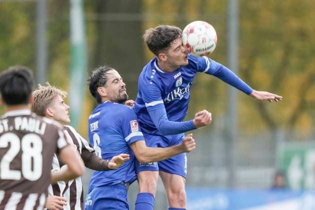 02.11.2025, Edmund-Plambeck-Stadion , Norderstedt, GER, Regionalliga-Nord, 17. Spieltag: FC St. Pauli II vs SV Meppen, Jonathan Wensing (SV Meppen 13) und Ersin Zehir (SV Meppen 6) DFL REGULATIONS PROHIBIT ANY USE OF PHOTOGRAPHS AS IMAGE SEQUENCES AND OR QUASI-VIDEO. Norderstedt Schleswig-Holstein Deutschland Edmund-Plambeck-Stadion