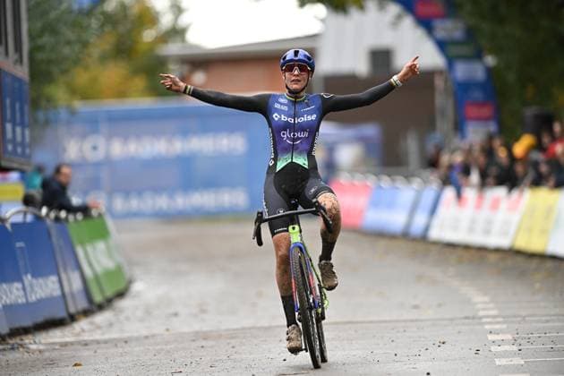Dutch Lucinda Brand celebrates as she crosses the finish line at the elite women race of the Rapencross cyclocross in Lokeren, the second race (out of 8) of the X2O Badkamers Trophy, Sunday 02 November 2025. DAVIDxPINTENS  x138722082x