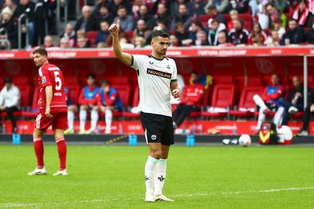 02.11.2025, xmohx, Fussball 2.Bundesliga, Fortuna Duesseldorf - 1.FC Kaiserslautern v.l. Ivan Prtajin (1. FC Kaiserslautern) gibt Anweisungen, gestikuliert, mit den Armen gestikulieren gives instructions, gesticulate (DFL DFB REGULATIONS PROHIBIT ANY USE OF PHOTOGRAPHS as IMAGE SEQUENCES and or QUASI-VIDEO) Duesseldorf