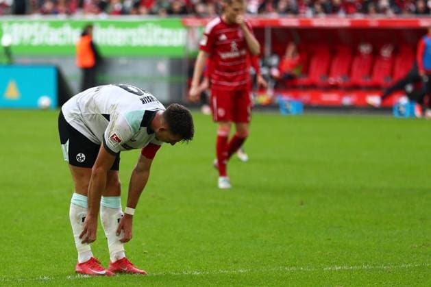 02.11.2025, xmohx, Fussball 2.Bundesliga, Fortuna Duesseldorf - 1.FC Kaiserslautern v.l. Daniel Hanslik (1. FC Kaiserslautern) Enttäuscht, traurig, frustriert (DFL DFB REGULATIONS PROHIBIT ANY USE OF PHOTOGRAPHS as IMAGE SEQUENCES and or QUASI-VIDEO) Duesseldorf