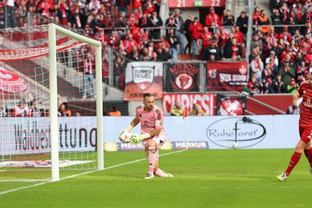 02.11.2025, xrekx, Fussball 2.Bundesliga, Fortuna Duesseldorf - 1.FC Kaiserslautern v.l. Florian Kastenmeier (Fortuna Duesseldorf) (DFL DFB REGULATIONS PROHIBIT ANY USE OF PHOTOGRAPHS as IMAGE SEQUENCES and or QUASI-VIDEO) Duesseldorf