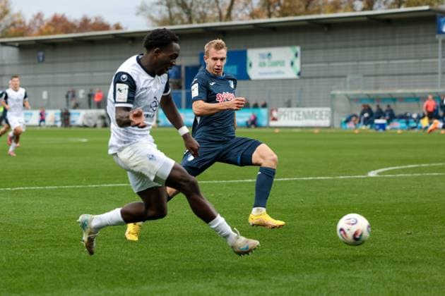 02.11.2025, xhettx, Fussball 3.Liga, TSG 1899 Hoffenheim U23 - SV Waldhof Mannheim v.l. Kennedy Onyedika Okpala (SV Waldhof Mannheim, 32) bringt den Ball rein (DFL DFB REGULATIONS PROHIBIT ANY USE OF PHOTOGRAPHS as IMAGE SEQUENCES and or QUASI-VIDEO) Hoffenheim