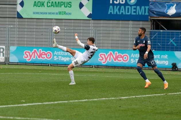 02.11.2025, xhettx, Fussball 3.Liga, TSG 1899 Hoffenheim U23 - SV Waldhof Mannheim v.l. Francisco Fumaca de Mascarenhas da Costa Pessoa (SV Waldhof Mannheim, 38) mit einem Schussversuch (DFL DFB REGULATIONS PROHIBIT ANY USE OF PHOTOGRAPHS as IMAGE SEQUENCES and or QUASI-VIDEO) Hoffenheim