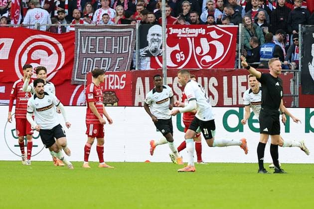 02.11.2025, xrekx, Fussball 2.Bundesliga, Fortuna Duesseldorf - 1.FC Kaiserslautern v.l. Torjubel nach dem Tor zum celebrating the goal celebrate 0:1 durch Luca Sirch (1.FC Kaiserslautern) (DFL DFB REGULATIONS PROHIBIT ANY USE OF PHOTOGRAPHS as IMAGE SEQUENCES and or QUASI-VIDEO) Duesseldorf
