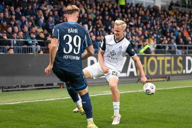 02.11.2025, xhettx, Fussball 3.Liga, TSG 1899 Hoffenheim U23 - SV Waldhof Mannheim v.l. Florian Bähr (TSG Hoffenheim U23, 39) klärt vor Janne Sietan (SV Waldhof Mannheim, 22) (DFL DFB REGULATIONS PROHIBIT ANY USE OF PHOTOGRAPHS as IMAGE SEQUENCES and or QUASI-VIDEO) Hoffenheim