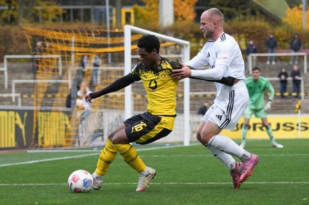 Sonntag, 02.11.2025 Saison 2025 2026 14. Spieltag Regionalliga West im Stadion Rote Erde, Dortmund, Germany. BV Borussia Dortmund U23 - 1. FC Bocholt. Julien Dienda M. Duranville (BVB)