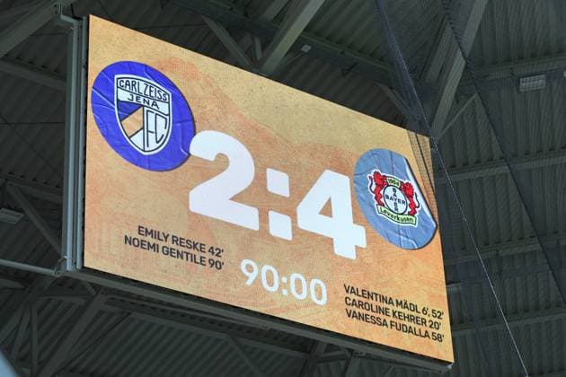 Google Pixel Frauen-Bundesliga, FC Carl Zeiss Jena - Bayer 04 Leverkusen; 02.11.2025 Die Anzeigetafel Videowand mit dem Endstand von 2:4 für Leverkusen. Fußball, Google Pixel Frauen-Bundesliga, Saison 2025 2026, 8. Spieltag: FC Carl Zeiss Jena vs. Bayer 04 Leverkusen am 02.11.2025, Ernst-Abbe-Sportfeld, ad hoc Arena, Jena. DFB REGULATIONS PROHIBIT ANY USE OF PHOTOGRAPHS AS IMAGE SEQUENCES AND OR QUASI-VIDEO. Copyright: xBEAUTIFULxSPORTS JanxKaeferx