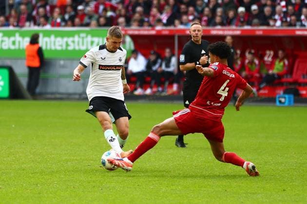 02.11.2025, xmohx, Fussball 2.Bundesliga, Fortuna Duesseldorf - 1.FC Kaiserslautern v.l. Paul Joly (1. FC Kaiserslautern) Kenneth Schmidt (Fortuna Duesseldorf) Zweikampf, Aktion, action, battle for the ball (DFL DFB REGULATIONS PROHIBIT ANY USE OF PHOTOGRAPHS as IMAGE SEQUENCES and or QUASI-VIDEO) Duesseldorf