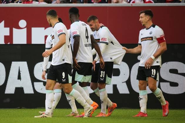 02.11.2025, xmohx, Fussball 2.Bundesliga, Fortuna Duesseldorf - 1.FC Kaiserslautern v.l. Torjubel nach dem Tor zum celebrating the goal celebrate 0:1 durch Luca Sirch (1. FC Kaiserslautern) (DFL DFB REGULATIONS PROHIBIT ANY USE OF PHOTOGRAPHS as IMAGE SEQUENCES and or QUASI-VIDEO) Duesseldorf