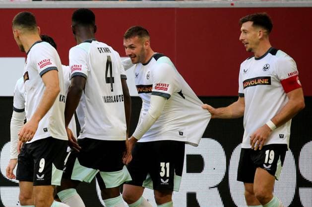 02.11.2025, xmohx, Fussball 2.Bundesliga, Fortuna Duesseldorf - 1.FC Kaiserslautern v.l. Torjubel nach dem Tor zum celebrating the goal celebrate 0:1 durch Luca Sirch (1. FC Kaiserslautern) (DFL DFB REGULATIONS PROHIBIT ANY USE OF PHOTOGRAPHS as IMAGE SEQUENCES and or QUASI-VIDEO) Duesseldorf