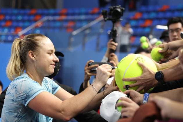 JIUJIANG, CHINA - NOVEMBER 02: Anna Blinkova signs for fans after winning the Women s Singles Final match against Lilli Tagger of Austria on day 7 of 2025 Jiangxi Open at Jiujiang International Tennis Center on November 2, 2025 in Jiujiang, Jiangxi Province of China.  Copyright: xChinaxNewsxServicex 111601384180