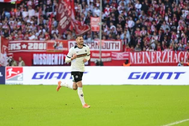 02.11.2025, xrekx, Fussball 2.Bundesliga, Fortuna Duesseldorf - 1.FC Kaiserslautern v.l. Torjubel nach dem Tor zum celebrating the goal celebrate 0:1 durch Luca Sirch (1.FC Kaiserslautern) (DFL DFB REGULATIONS PROHIBIT ANY USE OF PHOTOGRAPHS as IMAGE SEQUENCES and or QUASI-VIDEO) Duesseldorf