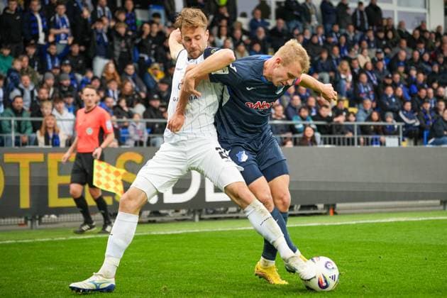 Fussball: 3. Liga, 13. Spieltag, TSG Hoffenheim II - SV Waldhof Mannheim am 02.11.2025 in Sinsheim (Dietmar-Hopp-Stadion), Deutschland, Saison 2025 2026 DFL REGULATIONS PROHIBIT ANY USE OF PHOTOGRAPHS AS IMAGE SEQUENCES AND OR QUASI VIDEO: Lukas Klünter (24, SVWM) im Zweikampf mit Lässig, Valentin (6, TSGII). Sinsheim Dietmar-Hopp-Stadion Deutschland Copyright: xChristophxKinzingerx