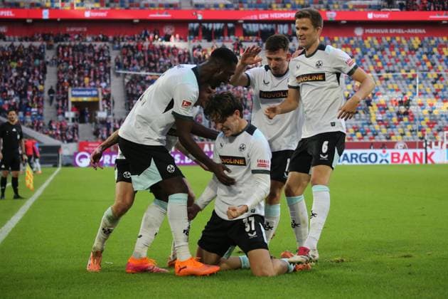02.11.2025, xmohx, Fussball 2.Bundesliga, Fortuna Duesseldorf - 1.FC Kaiserslautern v.l. Jubel nach dem vermeintlichen Tor zum 0:2 durch Leon Robinson (1. FC Kaiserslautern) (DFL DFB REGULATIONS PROHIBIT ANY USE OF PHOTOGRAPHS as IMAGE SEQUENCES and or QUASI-VIDEO) Duesseldorf