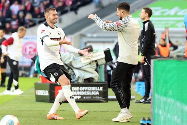 02.11.2025, xrekx, Fussball 2.Bundesliga, Fortuna Duesseldorf - 1.FC Kaiserslautern v.l. Torjubel nach dem Tor zum celebrating the goal celebrate 0:1 durch Luca Sirch (1.FC Kaiserslautern) mit Niklas Martin Co-Trainer (1.FC Kaiserslautern) (DFL DFB REGULATIONS PROHIBIT ANY USE OF PHOTOGRAPHS as IMAGE SEQUENCES and or QUASI-VIDEO) Duesseldorf