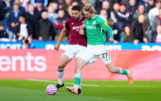 Max Kilman of West Ham United battles with Nick Woltemade of Newcastle United West Ham United v Newcastle United, Premier League, Football, London Stadium, London, UK - 02 Nov 2025London London Stadium United Kingdom EDITORIAL USE ONLY No use with unauthorised audio, video, data, fixture lists, club league logos or live services. Online in-match use limited to 120 images, no video emulation. No use in betting, games or single club league player publications. Copyright: xJavierxGarcia Shutterstockx 15641474l