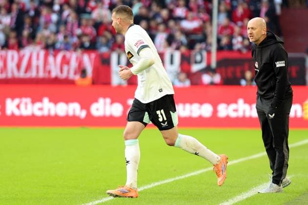 02.11.2025, xrekx, Fussball 2.Bundesliga, Fortuna Duesseldorf - 1.FC Kaiserslautern v.l. Torjubel nach dem Tor zum celebrating the goal celebrate 0:1 durch Luca Sirch (1.FC Kaiserslautern) Torsten Lieberknecht Trainer (1.FC Kaiserslautern) (DFL DFB REGULATIONS PROHIBIT ANY USE OF PHOTOGRAPHS as IMAGE SEQUENCES and or QUASI-VIDEO) Duesseldorf