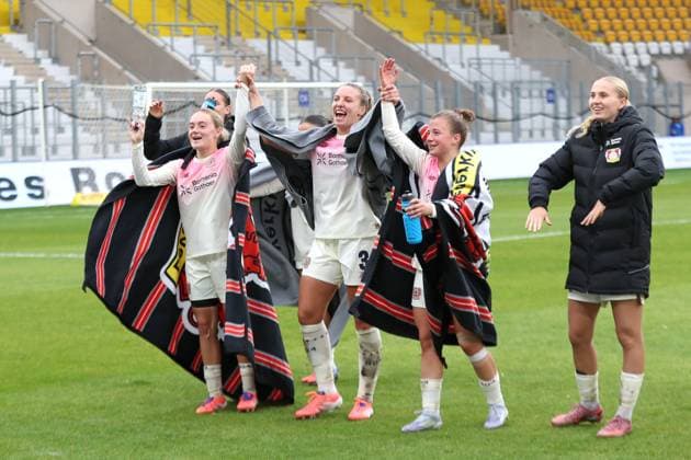 Google Pixel Frauen-Bundesliga, FC Carl Zeiss Jena - Bayer 04 Leverkusen; 02.11.2025 Jubel bei Sofie Zdebel (16, Bayer 04 Leverkusen links) und Kapitänin Melissa Friedrich (3, Bayer 04 Leverkusen Mitte) über den Sieg. Fußball, Google Pixel Frauen-Bundesliga, Saison 2025 2026, 8. Spieltag: FC Carl Zeiss Jena vs. Bayer 04 Leverkusen am 02.11.2025, Ernst-Abbe-Sportfeld, ad hoc Arena, Jena. DFB REGULATIONS PROHIBIT ANY USE OF PHOTOGRAPHS AS IMAGE SEQUENCES AND OR QUASI-VIDEO. Copyright: xBEAUTIFULxSPORTS JanxKaeferx