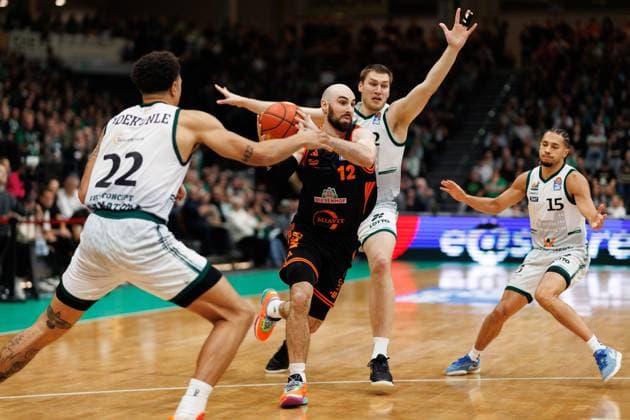 Tommy Kuhse (Rasta Vechta) im Zweikampf mit Nolan Adekunle (Gladiators Trier) und Marten Linssen (Gladiators Trier), Vet Concept Gladiators Trier vs Rasta Vechta, Basketball, easyCredit BBL, 6. Spieltag, Saison 2025 2026, 02.11.2025 Vet Concept Gladiators Trier vs Rasta Vechta, Basketball, easyCredit BBL, 6. Spieltag, Saison 2025 2026, 02.11.2025 Copyright: xEibner-Pressefoto AlexanderxNeisx EP_ANS