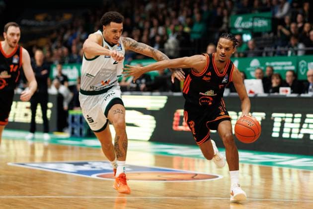Alonzo Verge Jr (Rasta Vechta) im Zweikampf mit Nolan Adekunle (Gladiators Trier), Vet Concept Gladiators Trier vs Rasta Vechta, Basketball, easyCredit BBL, 6. Spieltag, Saison 2025 2026, 02.11.2025 Vet Concept Gladiators Trier vs Rasta Vechta, Basketball, easyCredit BBL, 6. Spieltag, Saison 2025 2026, 02.11.2025 Copyright: xEibner-Pressefoto AlexanderxNeisx EP_ANS