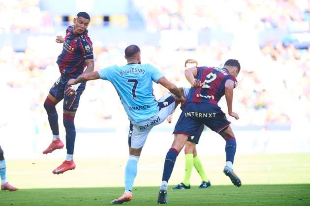 Kevin Arriaga (Levante UD) and Borja Iglesias (Celta Vigo) during the LaLiga EA Sports match between Levante UD and RC Celta at Ciudad de Valencia on November 2, 2025 in Valencia, Spain. (Photo by Maria Jose Segovia DeFodi Images) Kevin Arriaga Levante UD and Borja Iglesias Celta Vigo during the LaLiga EA Sports match between Levante UD and RC Celta at Ciudad de Valencia on November 2, 2025 in Valencia, Spain Photo by Maria Jose Segovia DeFodi Images