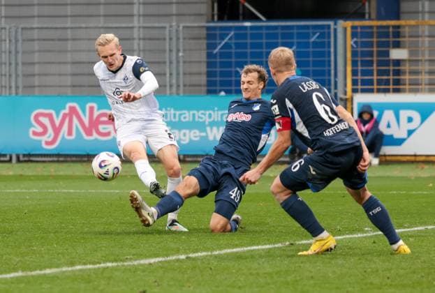 02.11.2025, xhettx, Fussball 3.Liga, TSG 1899 Hoffenheim U23 - SV Waldhof Mannheim v.l. Julian Rieckmann (SV Waldhof Mannheim, 21) mit dem Schuss, geblockt durch Yannik Luka Lührs (TSG Hoffenheim U23, 49) (DFL DFB REGULATIONS PROHIBIT ANY USE OF PHOTOGRAPHS as IMAGE SEQUENCES and or QUASI-VIDEO) Hoffenheim