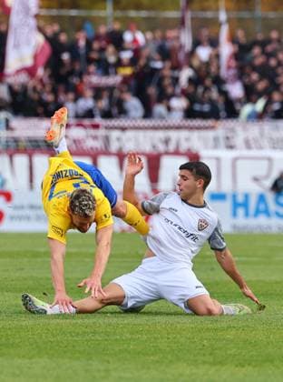 Leipzig, 02.11.2025, Bruno-Plache-Stadion, Fussball, Regionalliga NO , 1. FC LOK LEIPZIG vs. BFC DYNAMO BERLIN , Im Bild v.l.: David Grözinger Groezinger (27, Lok) und Jan Shcherbakovski (8, BFC) , Nur zur redaktionellen Nutzung. Only editorial use.
