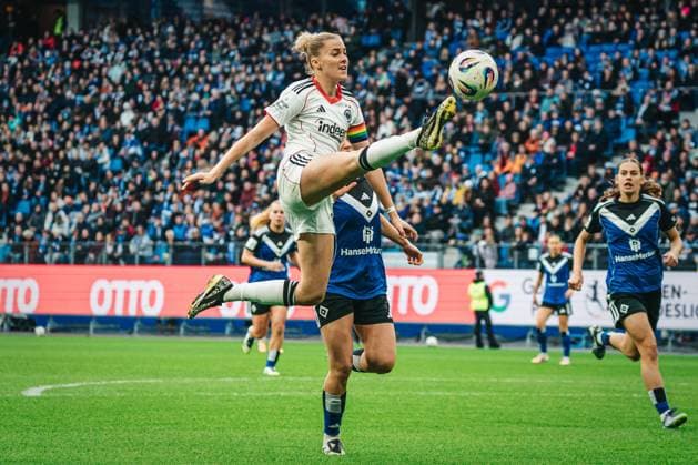 Google Pixel Frauen-Bundesliga: Hamburger SV vs. Eintracht Frankfurt, 02.11.2025 Laura Freigang (Eintracht Frankfurt, 10) bekommt den Ball nicht mehr; Fußball, Google Pixel Frauen-Bundesliga, 8. Spieltag: Hamburger SV vs. Eintracht Frankfurt am 02.11.2025 im Volksparkstadion, Hamburg DFB DFL REGULATIONS PROHIBIT ANY USE OF PHOTOGRAPHS AS IMAGE SEQUENCES AND OR QUASI-VIDEO. *** Google Pixel Frauen Bundesliga Hamburger SV vs Eintracht Frankfurt, 02 11 2025 Laura Freigang Eintracht Frankfurt, 10 bekommt den Ball nicht mehr Fußball, Google Pixel Frauen Bundesliga, 8 Spieltag Hamburger SV vs Eintracht Frankfurt am 02 11 2025 im Volksparkstadion, Hamburg DFB DFL REGULATIONS PROHIBIT ANY USE OF PHOTOGRAPHS AS IMAGE SEQUENCES AND OR QUASI VIDEO Copyright: xBEAUTIFULxSPORTS Tonhäuserx
