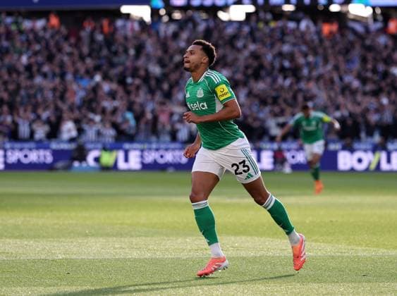 London, England, 2nd November 2025. Jacob Murphy of Newcastle celebrates scoring his siders opening goal during the West Ham United vs Newcastle United Premier League match at the London Stadium, London. Picture credit should read: David Klein Sportimage EDITORIAL USE ONLY. No use with unauthorised audio, video, data, fixture lists, club league logos or live services. Online in-match use limited to 120 images, no video emulation. No use in betting, games or single club league player publications. SPI_002_DK_West_Ham_Newcastle SPI-4255-0002