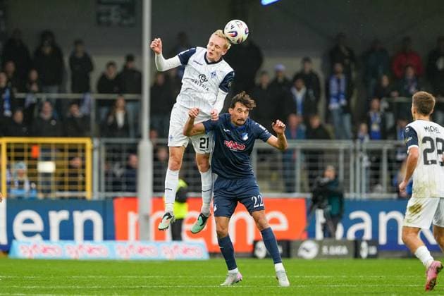 Fussball: 3. Liga, 13. Spieltag, TSG Hoffenheim II - SV Waldhof Mannheim am 02.11.2025 in Sinsheim (Dietmar-Hopp-Stadion), Deutschland, Saison 2025 2026 DFL REGULATIONS PROHIBIT ANY USE OF PHOTOGRAPHS AS IMAGE SEQUENCES AND OR QUASI VIDEO: Julian Rieckmann (21, SVWM) im Kopfballduell mit Llugiqi, Arian (22, TSGII). Sinsheim Dietmar-Hopp-Stadion Deutschland Copyright: xChristophxKinzingerx