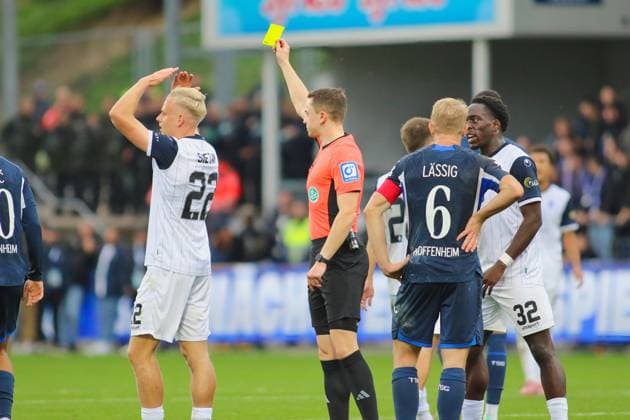 Gelbe Karte Janne Sietan (SV Waldhof Mannheim II, 22) GER, TSG 1899 Hoffenheim II gegen SV Waldhof Mannheim, Fussball, 3.Liga, 13.Spieltag, Spielzeit 2025 2026, 02.11.2025. (DFL DFB REGULATIONS PROHIBIT ANY USE OF PHOTOGRAPHS as IMAGE SEQUENCES and or QUASI-VIDEO). GER,TSG 1899 Hoffenheim II gegen Waldhof Mannheim, Fussball, 3.Liga, 13.Spieltag, Spielzeit 2025 2026, 02.11.2025. Hoffenheim Copyright: xEibner-Pressefoto JoergxHirschx EP_JHH