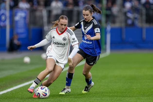 v.li.: Lisanne Gräwe (Eintracht Frankfurt, 8) und Pauline Machtens (Hamburger SV, 28) im Zweikampf, Duell, Dynamik, Aktion, Action, Spielszene, DIE DFB-RICHTLINIEN UNTERSAGEN JEGLICHE NUTZUNG VON FOTOS ALS SEQUENZBILDER UND ODER VIDEOÄHNLICHE FOTOSTRECKEN. DFB REGULATIONS PROHIBIT ANY USE OF PHOTOGRAPHS AS IMAGE SEQUENCES AND OR QUASI-VIDEO., 02.11.2025, Hamburg (Deutschland), Fussball, Google Pixel Frauen-Bundesliga, Hamburger SV - Eintracht Frankfurt