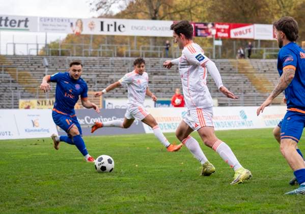 Lennart Garlipp (Fortuna Duesseldorf U23, 11) und Oemer Tokac (Sportfreunde Siegen, 14) Sportfreunde Siegen - Fortuna Düsseldorf U23 02.11.2025 Fussball, Regionalliga West, 14. Spieltag, GER, Siegen, Leimbachstadion Copyright: HMBxMedia xMarcoxBader