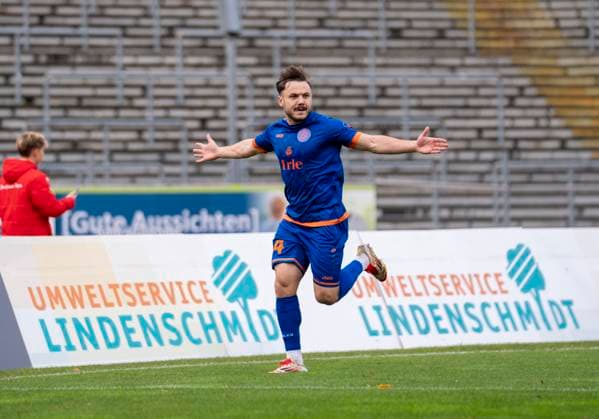 Jubel bei Oemer Tokac (Sportfreunde Siegen, 14) über sein Tor zum 2-0. Sportfreunde Siegen - Fortuna Düsseldorf U23 02.11.2025 Fussball, Regionalliga West, 14. Spieltag, GER, Siegen, Leimbachstadion Copyright: HMBxMedia xMarcoxBader