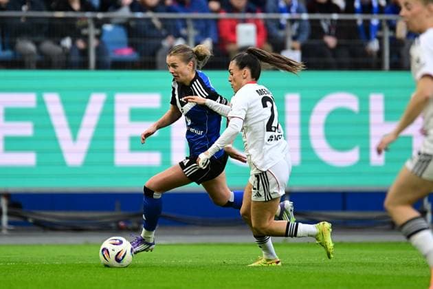 Fußball I Frauen I Saison 2025-2026 I Bundesliga I 8. Spieltag I Hamburger SV - Eintracht Frankfurt I 02.11.2025 Nina Räcke (39, Hamburger SV) hinter Ereleta Memeti (27, Eintracht Frankfurt) Hamburg Volkspark, Volksparkstadion, Stadion, Volkspark-Stadion Hamburg Deutschland Copyright: xLobeca FelixxSchlikisx
