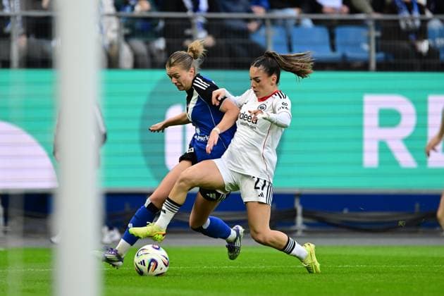 Fußball I Frauen I Saison 2025-2026 I Bundesliga I 8. Spieltag I Hamburger SV - Eintracht Frankfurt I 02.11.2025 Nina Räcke (39, Hamburger SV) hinter Ereleta Memeti (27, Eintracht Frankfurt) Hamburg Volkspark, Volksparkstadion, Stadion, Volkspark-Stadion Hamburg Deutschland Copyright: xLobeca FelixxSchlikisx