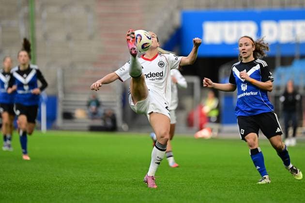Fußball I Frauen I Saison 2025-2026 I Bundesliga I 8. Spieltag I Hamburger SV - Eintracht Frankfurt I 02.11.2025 Nadine Andrina Riesen (22, Eintracht Frankfurt) Hamburg Volkspark, Volksparkstadion, Stadion, Volkspark-Stadion Hamburg Deutschland Copyright: xLobeca FelixxSchlikisx